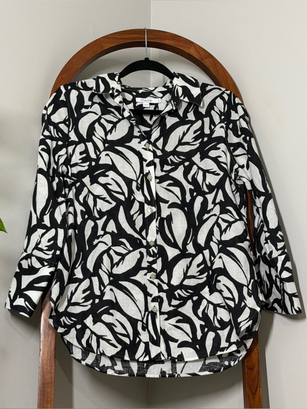 Chico's 4 Black White Leaf Print 100% Linen Button Front Shirt